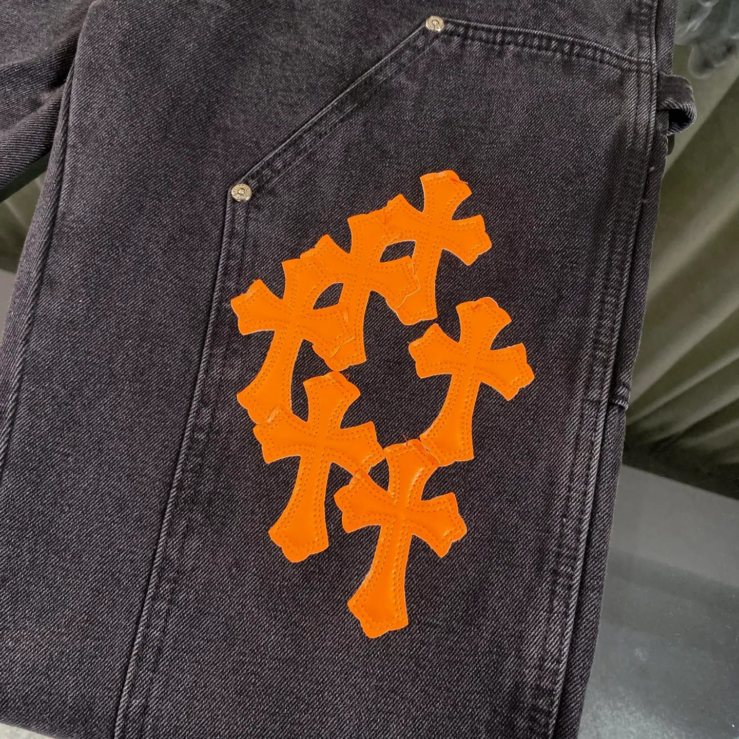 P270 CH Chromehearts limited edition orange cross patch leather black work jeans denim logging pants, counter price 34W level, patch cross pattern embellishment, washed jeans! ! An absolutely high-end luxury product, a 1.9W-level god-level single product, a super popular product, made by top heavy industry, a magic weapon that cannot be missed! [About Zangyin] This is an extremely luxurious fashion brand that can also be called the aristocracy of the high street. It has always been an exclusive brand for some hipsters or rich second generations. Compared with ordinary high streets, it is more luxurious and noble. Compared with luxury brands, it is more fashionable and individual. It has always been a brand that I have a special liking for. [Top heavy industry fashion design] Consistently high-street luxury style. Speaking of this style, the Zangyin family and GU family are definitely the leading representative brands. Especially the Zangyin family has really achieved a state-of-the-art effect in creating high-street style. The unique washed material is used to create this style. The color system is already quite eye-catching. After it is decorated with patchwork cross flowers, it cleverly highlights the charm of the brand. Secondly, this style uses classic The high-waist cutting design highlights the long legs and fashionable temperament of the upper body. The brand is highly recognizable and the slim fit configuration is more suitable for daily wear. It is a product that interprets personality, fashion, and specifications at a glance. This single product is enough to make any fan excited. It can be a white T-shirt for a youthful college style, or a tight suspender for a royal style. It has strong matching ability and can be easily controlled by men.  [Materials and craftsmanship] Needless to say, this point goes without saying. As an excellent craftsman brand, Zangyin’s requirements for details and craftsmanship are really perfect. The washed color of this model has gone through so many processes, not to mention the embellishment of denim appliques. It is also purely hand-made and sewn. Just like what they believe in, only hand-made things have soul and have the meaning of wear. A top-notch heavy-duty fashionable denim item, I look forward to your perfect interpretation! !  Color: black gray Size: 28-34